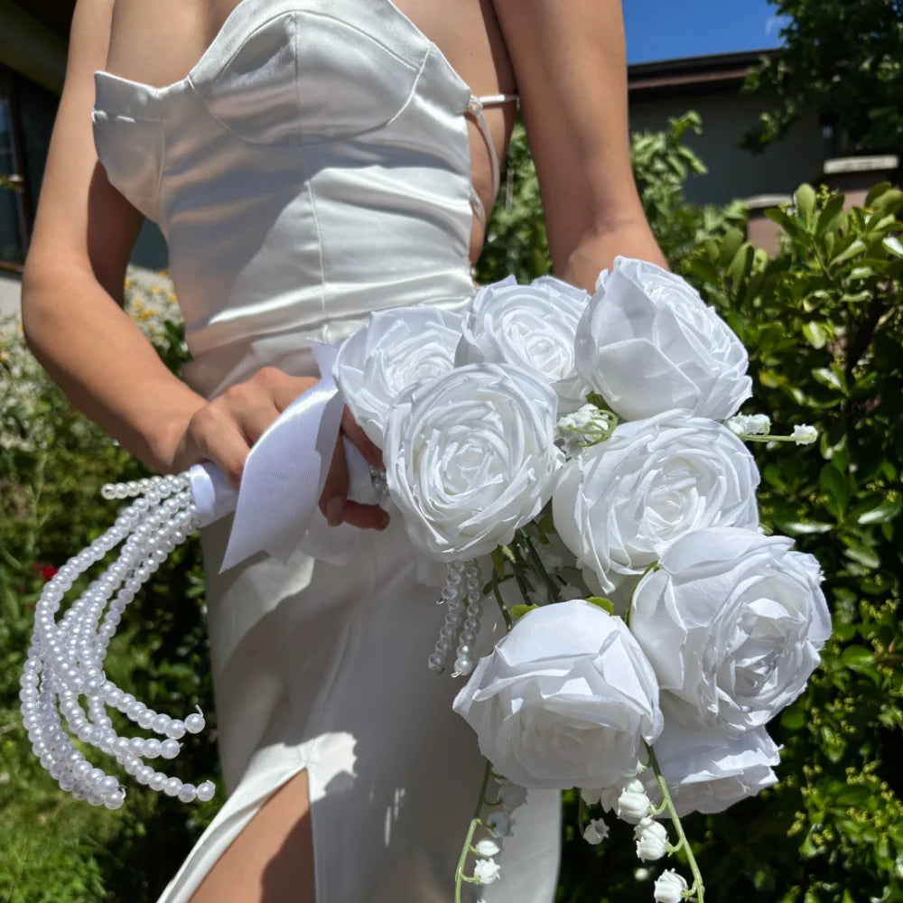 Buchet mireasă din trandafiri artificiali și mărgele