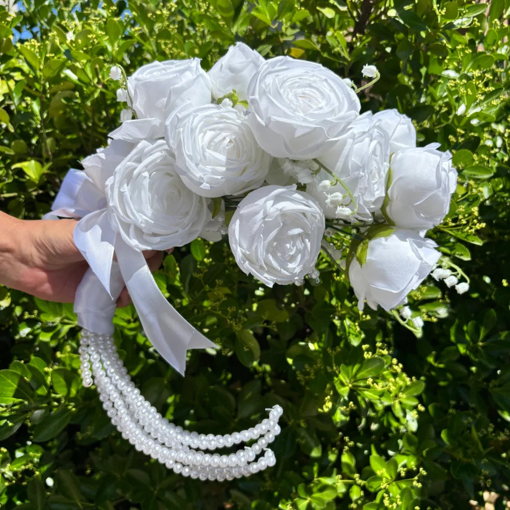 Buchet mireasă din trandafiri artificiali și mărgele