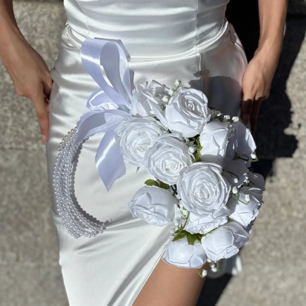 Buchet mireasă din trandafiri artificiali și mărgele