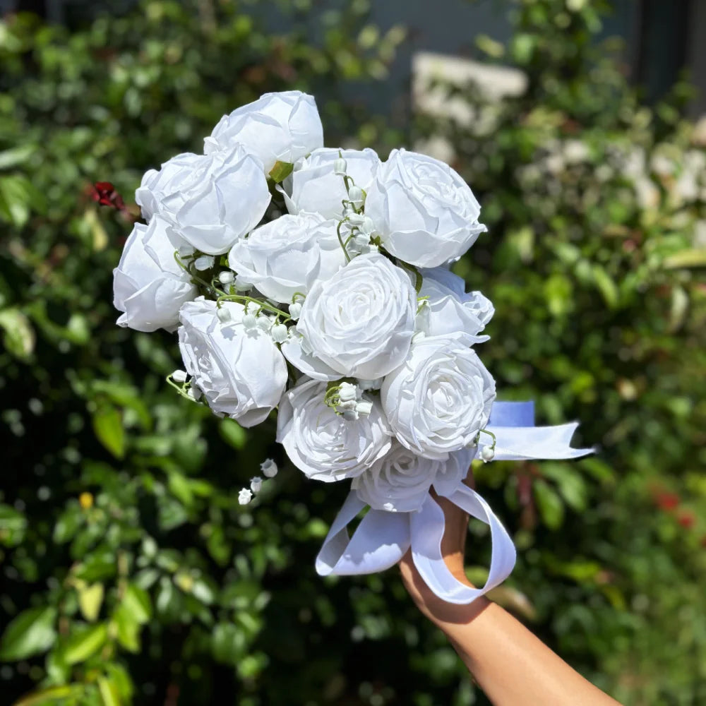 Buchet mireasă din trandafiri artificiali și mărgele